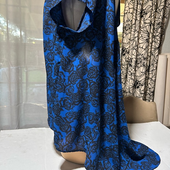 Torrid Blue and Black Floral Women's Top - Picture 4 of 7